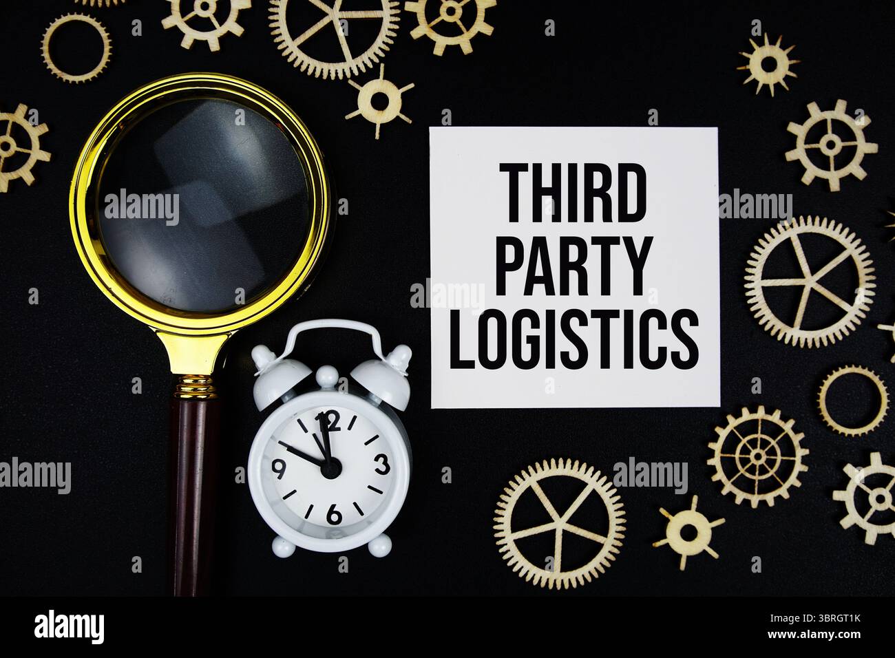 Messaggio di testo logistico di terze parti su una nota adesiva con lente d'ingrandimento e sveglia su sfondo nero Foto Stock
