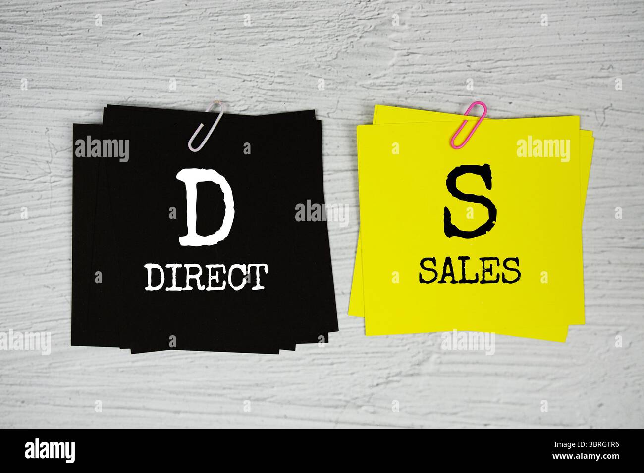DS - testo delle vendite dirette sulla nota adesiva su sfondo concreto Foto Stock