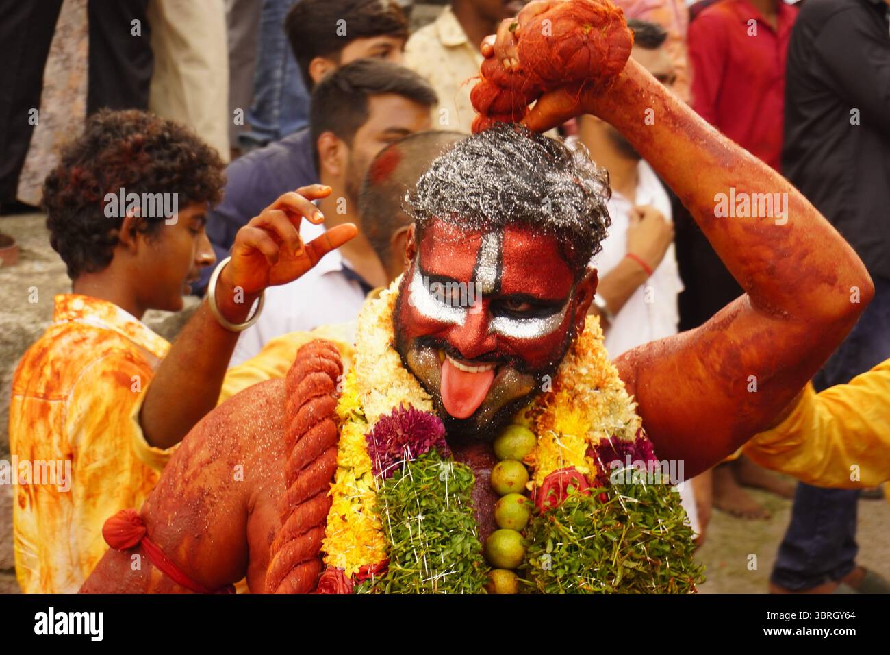 Primo piano di Pothuraju con la lingua fuori e espressione feroce Foto Stock