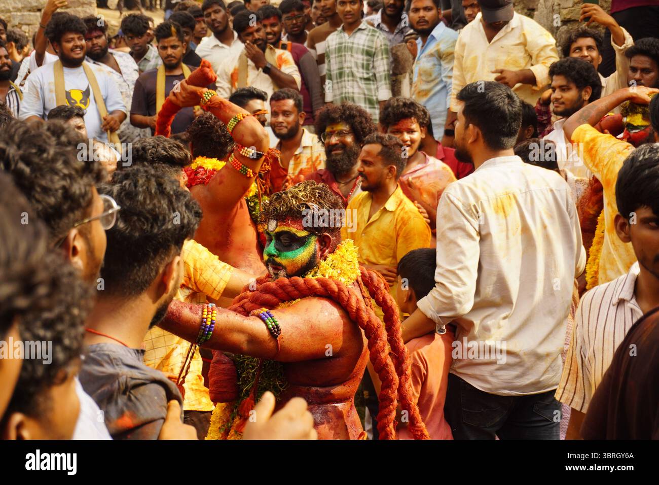Folla che guarda la ballerina di Pothuraju Foto Stock