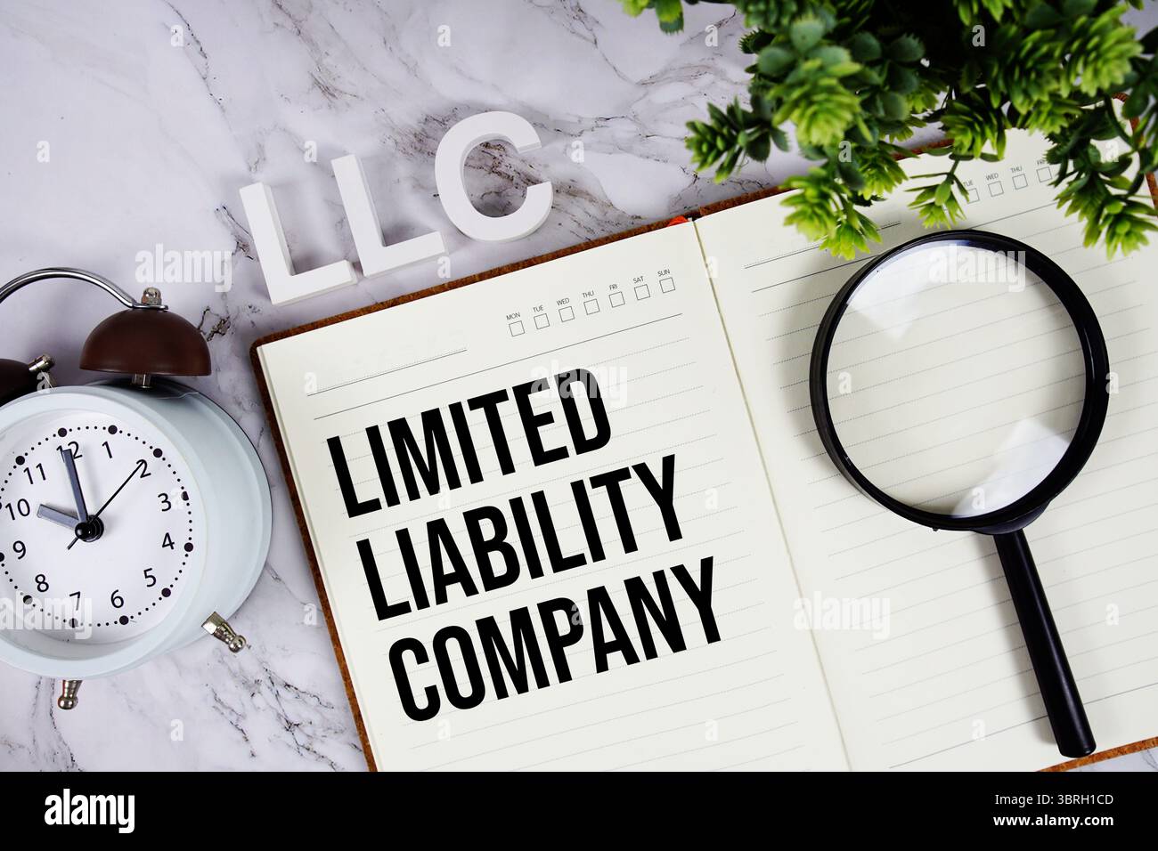 LLC - acronimo di Limited Liability Company su blocco note, background concetto aziendale Foto Stock