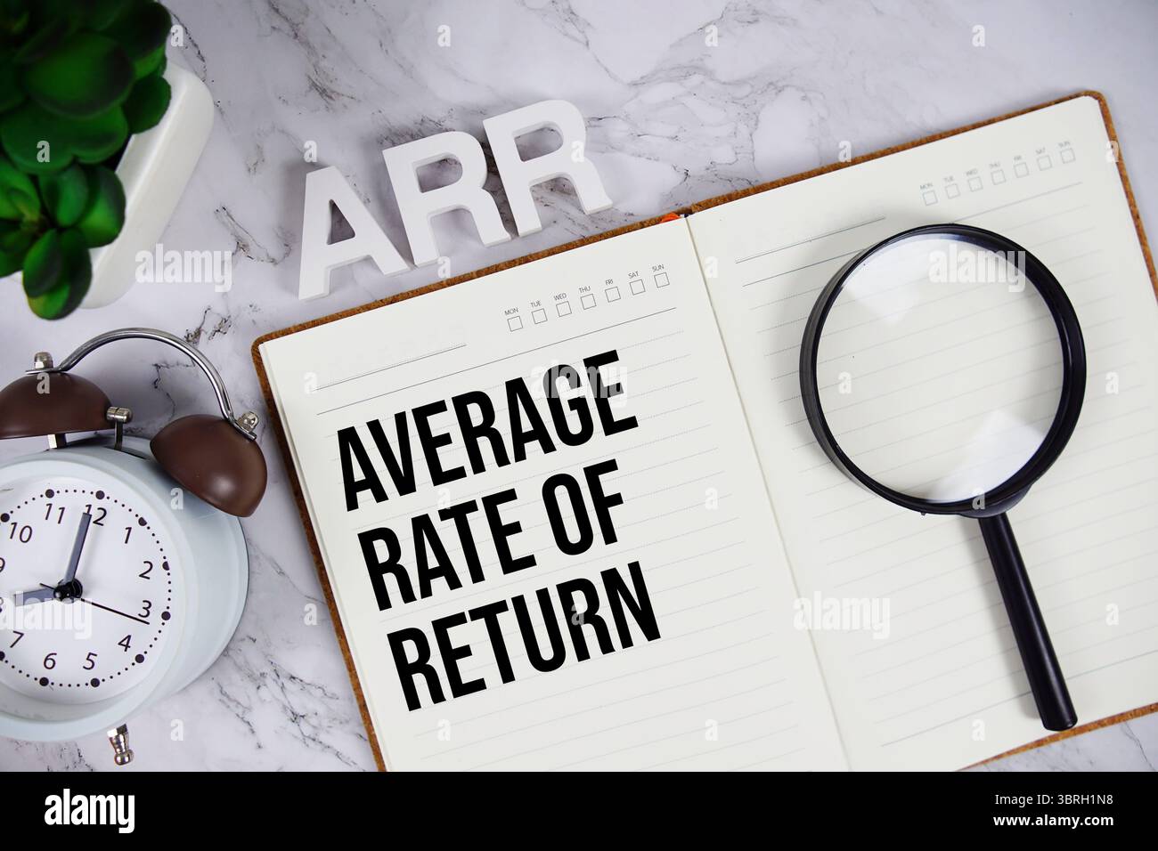 ARR - Average Rate of return (tasso medio di rendimento) acronimo su blocco note, background concetto aziendale Foto Stock