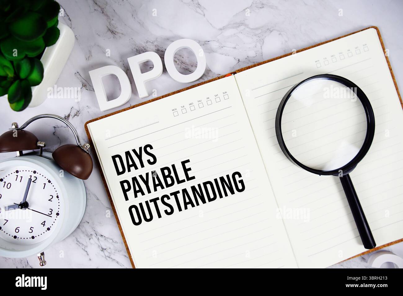 DPO - Days Payable Outstanding acronym on notepad, background del concetto aziendale Foto Stock