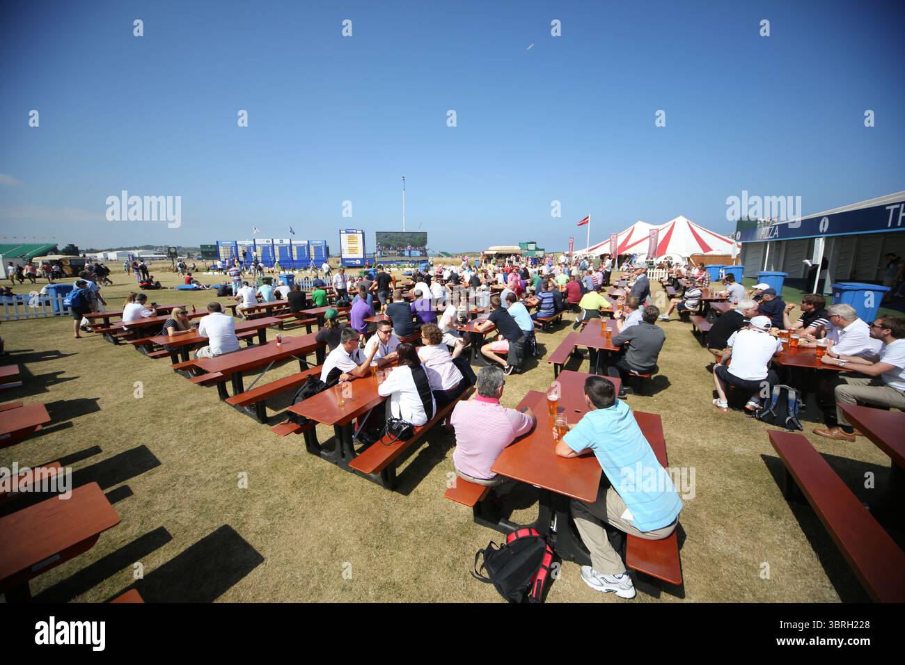 Il villaggio tendato il secondo giorno all'Open Championship 2013, Muirfield, Scotalnd Picture Credit: Mark Newcombe / visionsingolf.com il 2013 Open Championship (142a edizione) si è tenuto dal 18 al 21 luglio 2013 al Muirfield Golf Links, a Gullane, in Scozia, un luogo famoso per premiare la precisione e punire gli errori Foto Stock