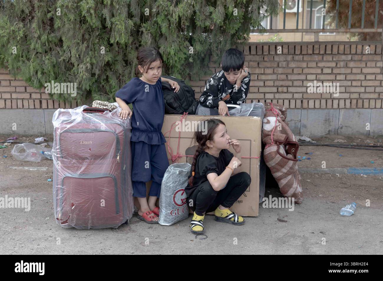 Rifugiati afghani e richiedenti asilo espulsi dall'Iran dopo la guerra Iran/Israele Foto Stock