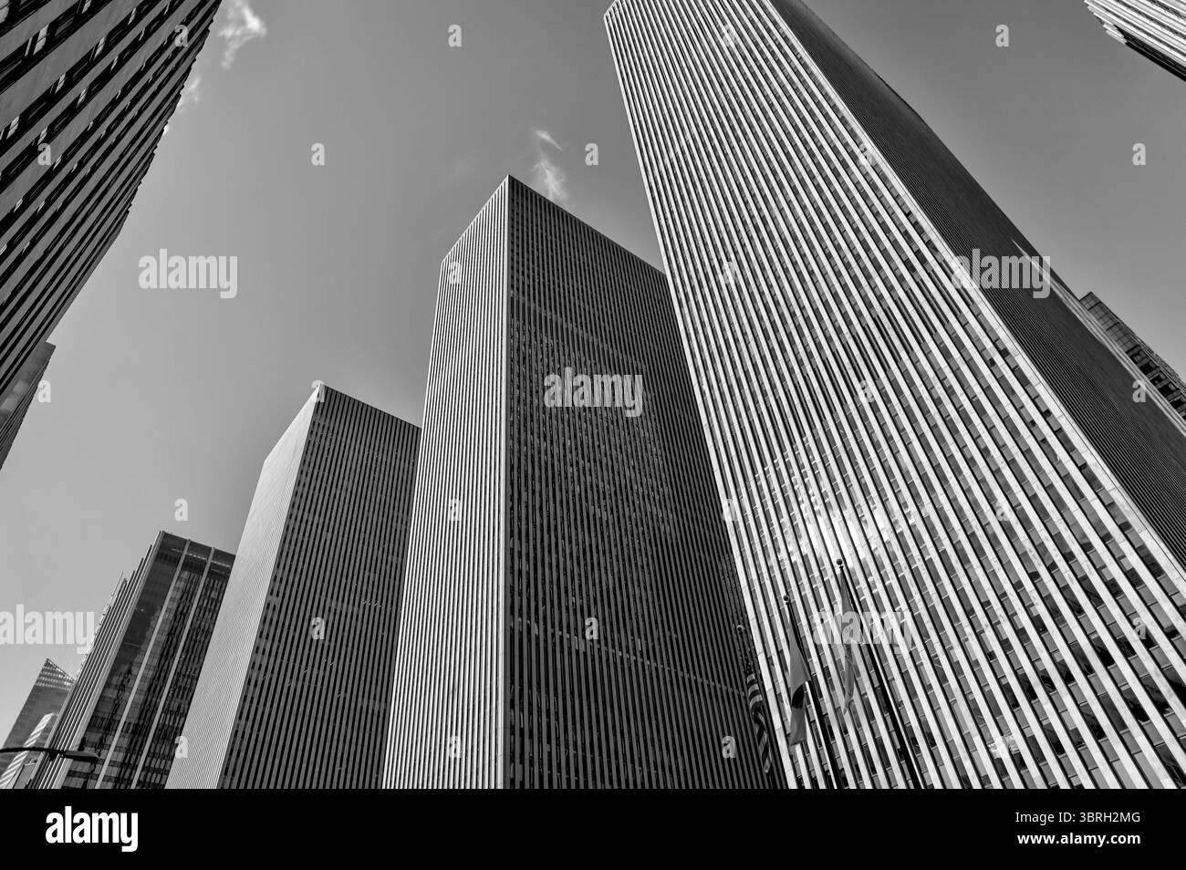 New York, New York - 21 febbraio 2022: Gli edifici XYZ del Rockefeller Center lungo la Sixth Avenue a New York City Foto Stock