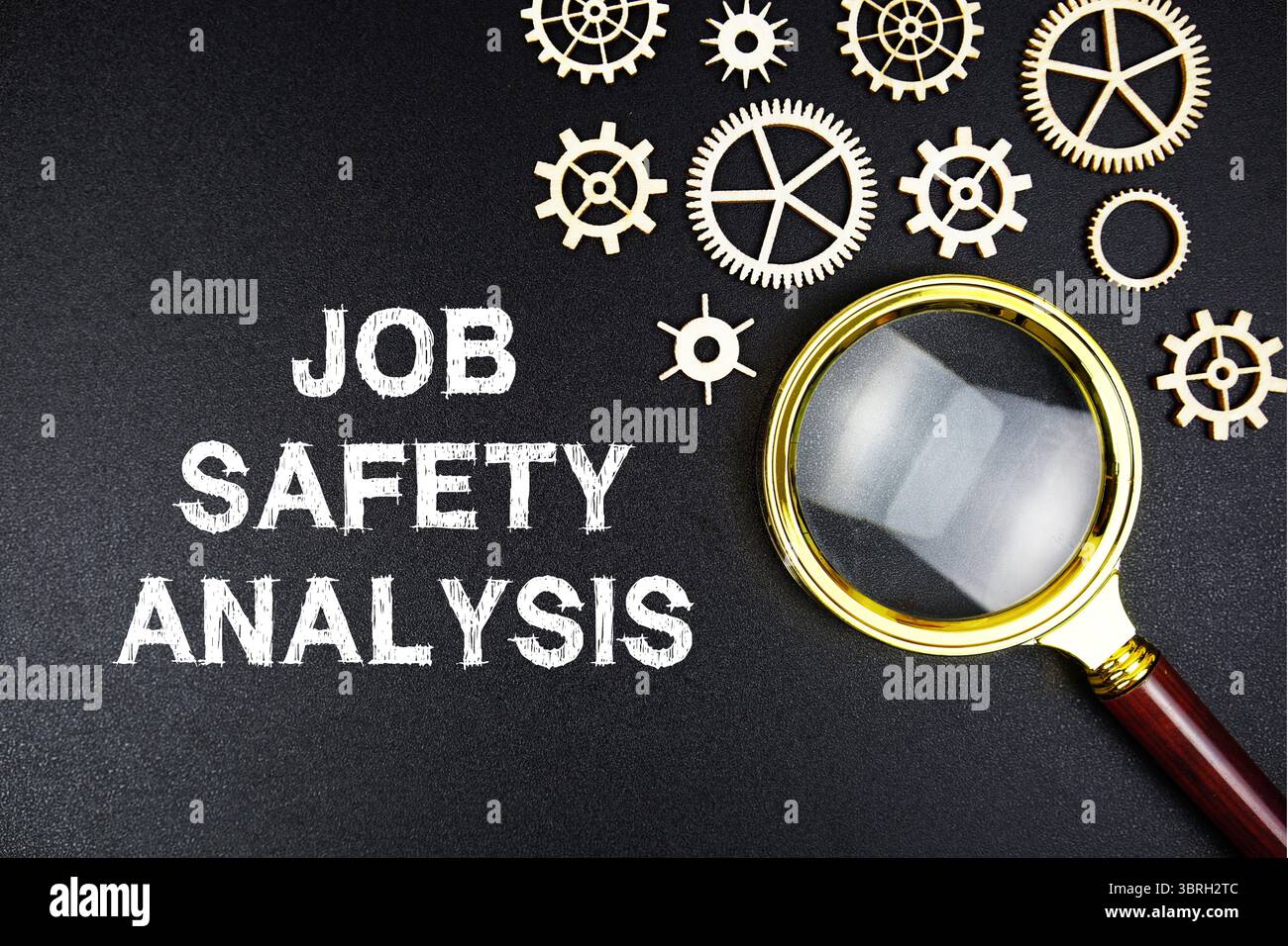 Messaggio di testo relativo all'analisi della sicurezza sul lavoro con lente di ingrandimento su sfondo nero Foto Stock