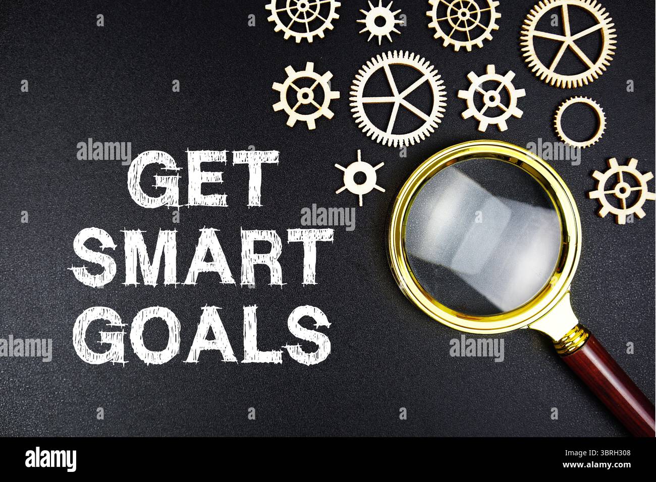 Messaggio di testo Get Smart Goals con lente d'ingrandimento su sfondo nero Foto Stock