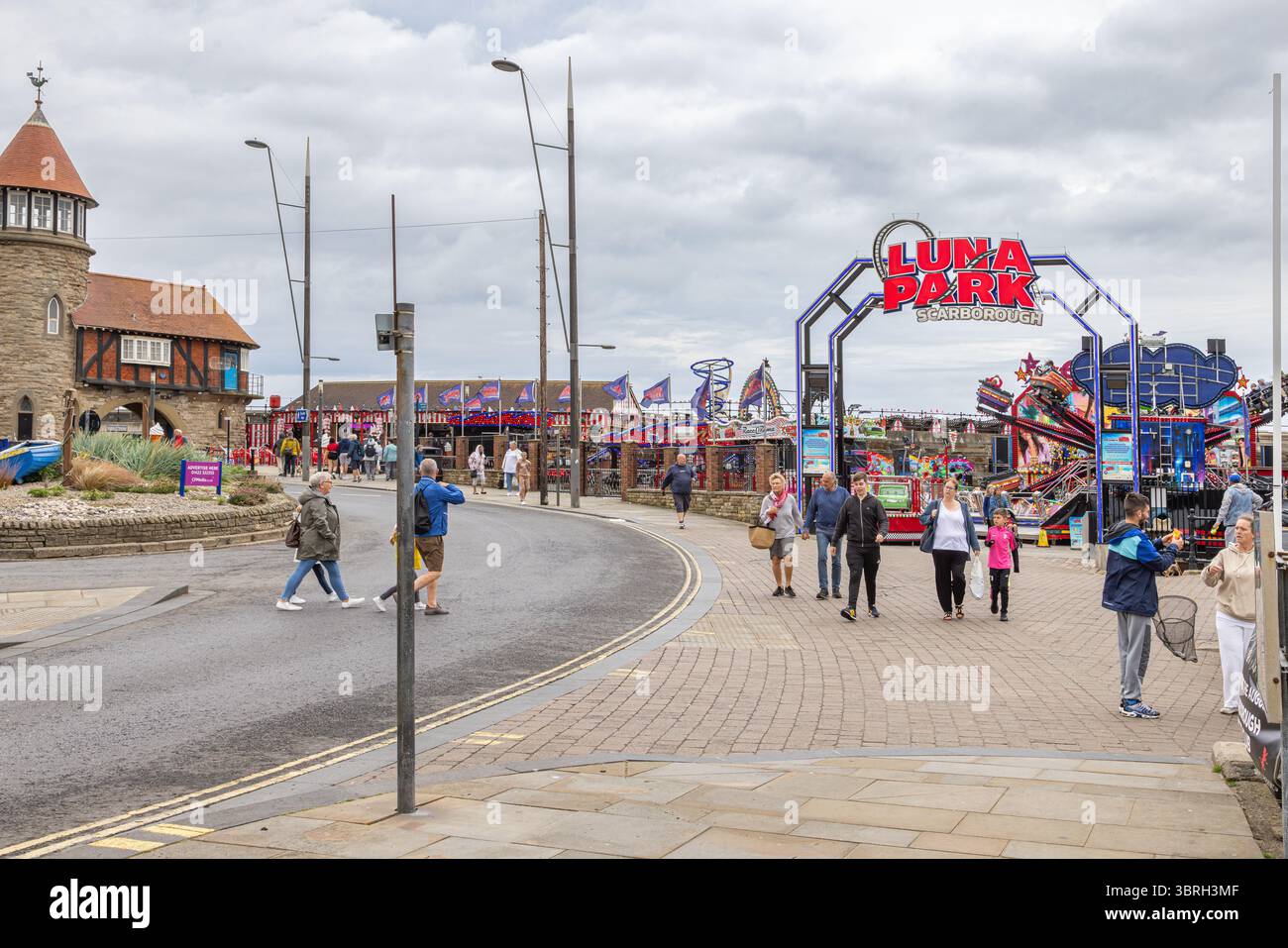 Ingresso al Luna Park Scarborough che accoglie i visitatori con giostre vivaci e edifici in pietra torretta, simbolo del divertimento sul mare per il divertimento di tutta la famiglia. Foto Stock