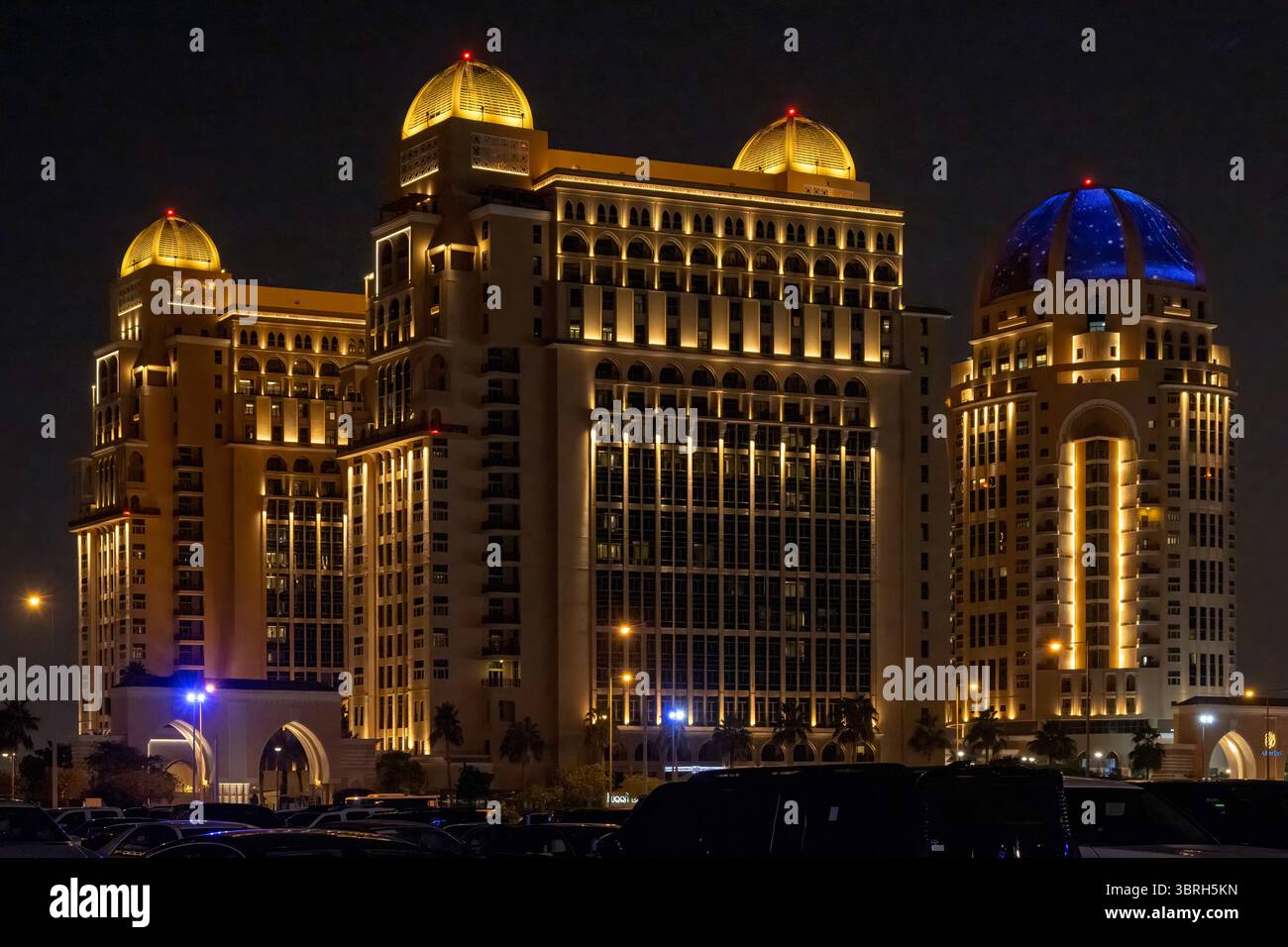 Doha, Qatar - 3 gennaio 2025: Al Gassar Resort hotel e St Regis Doha hotel Foto Stock