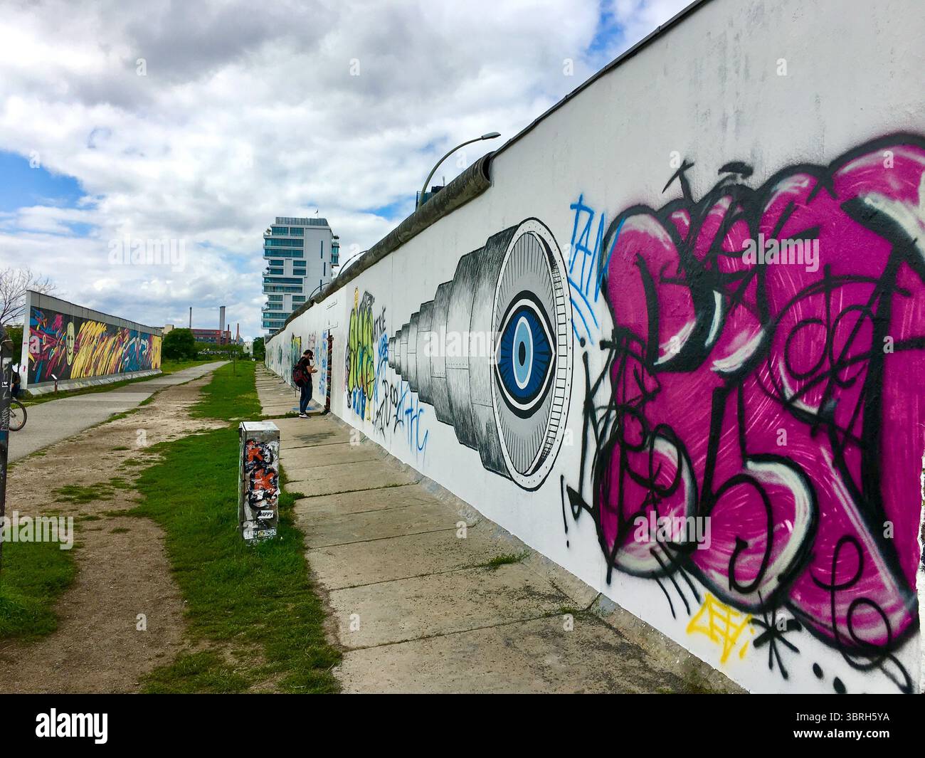 Parte dello storico muro di Berlino che ha diviso la Germania Est e la Germania Ovest, è stata raffigurata decenni dopo la caduta del muro Foto Stock