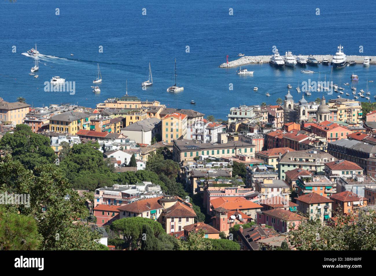 Camogli, Italia - 11 luglio 2025. Yacht, barche nella baia della Liguria. Mare e turismo in Italia. Edifici tradizionali. Sfondo per la progettazione. Foto Stock