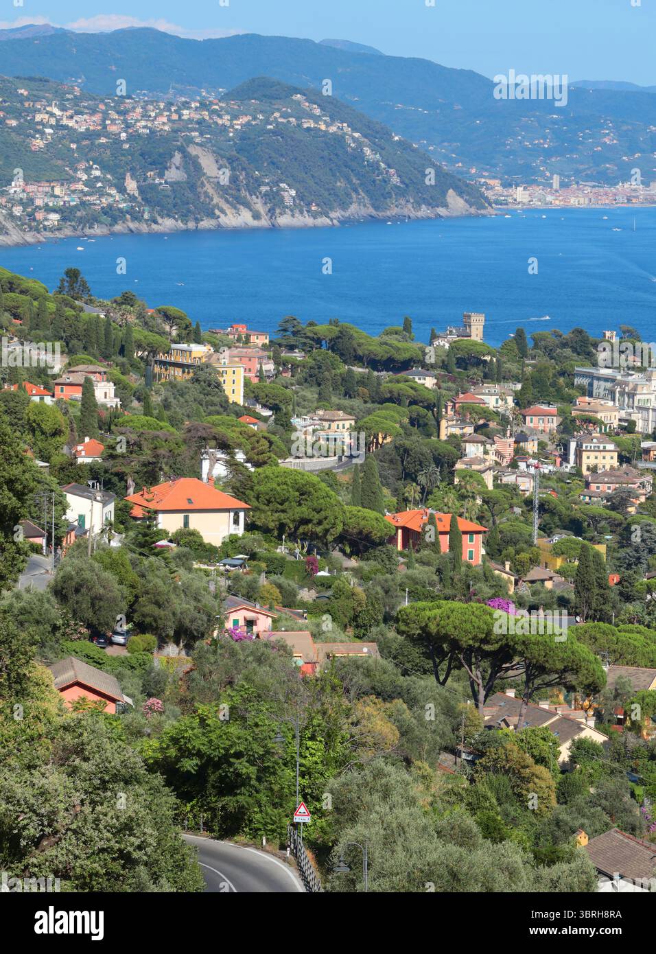 Camogli, Italia - 11 luglio 2025. Yacht, barche nella baia della Liguria. Mare e turismo in Italia. Edifici tradizionali. Sfondo per la progettazione. Foto Stock