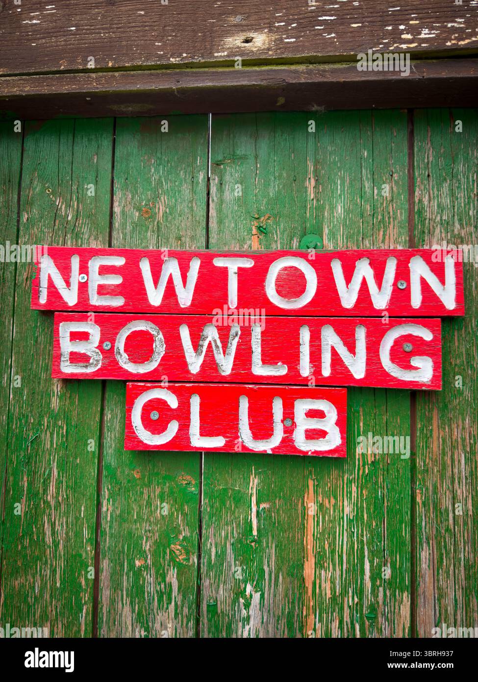 Newtown Bowling Club a Powys, Galles centrale: Prato tradizionale Bowls Green e Clubhouse - Immagine stock catturata con smartphone