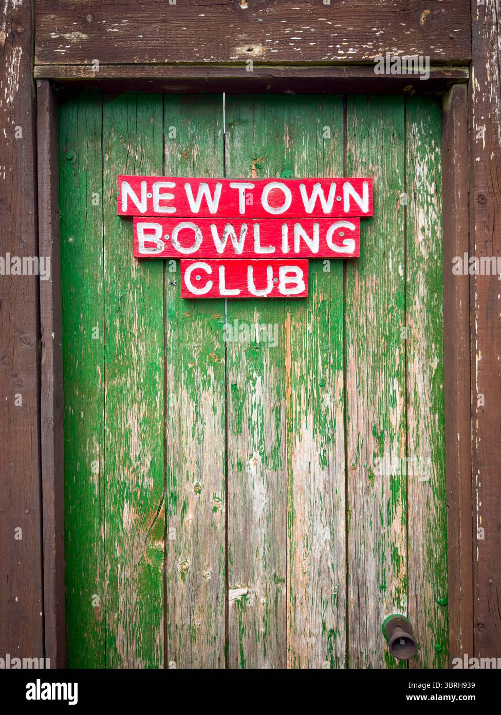 Newtown Bowling Club a Powys, Galles centrale: Prato tradizionale Bowls Green e Clubhouse - Immagine stock catturata con smartphone