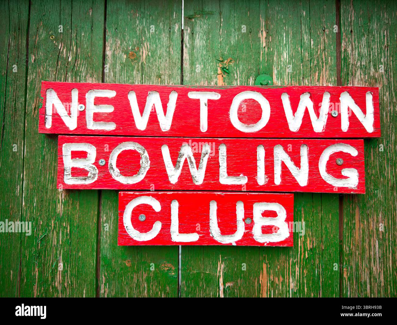 Newtown Bowling Club a Powys, Galles centrale: Prato tradizionale Bowls Green e Clubhouse - Immagine stock catturata con smartphone