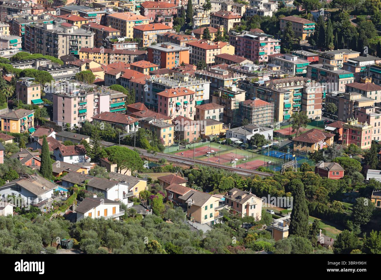 Camogli, Italia - 11 luglio 2025. Città della Liguria. Turismo in Italia. Edifici tradizionali. Sfondo per la progettazione. Foto Stock