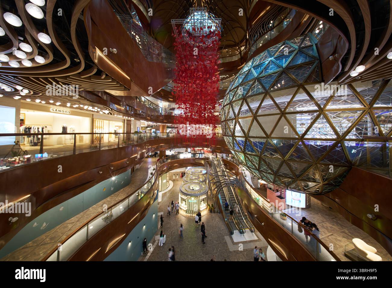 Una vista interna grandangolare all'interno del K11 MUSEA, un grande centro commerciale a Tsim Sha Tsui, Hong Kong. Luglio 2025. Foto Stock