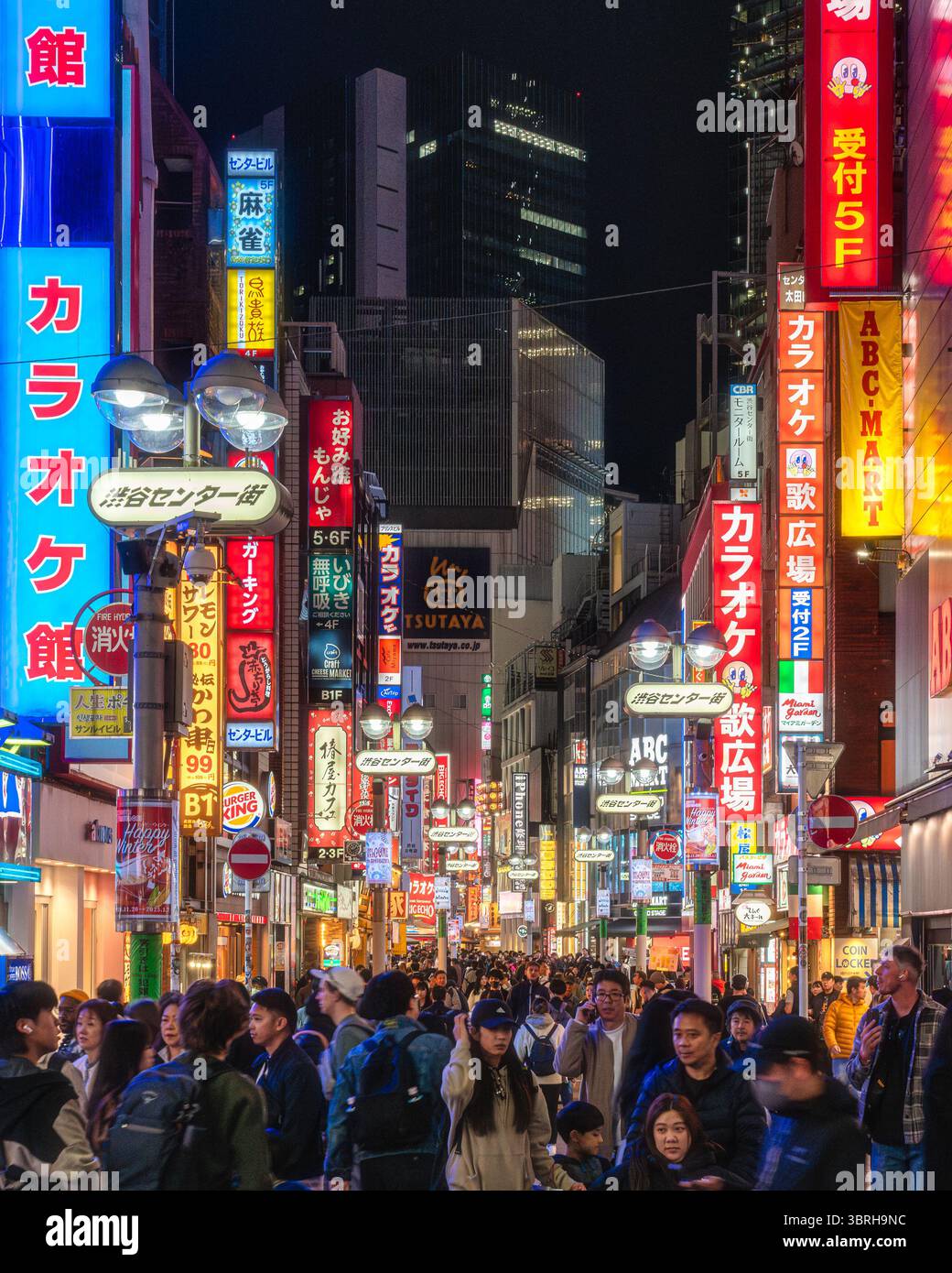 Lo scenografico quartiere dello shopping di Shibuya illuminato di sera. Tokyo, Giappone. Foto Stock