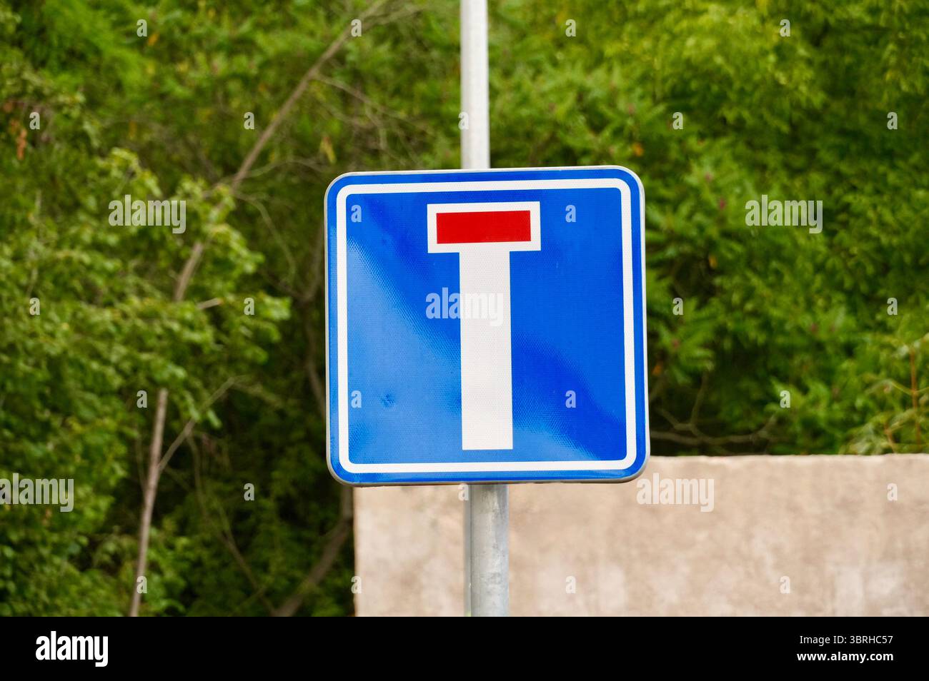 Segnaletica stradale per limitazioni di peso. Segnale stradale rosso Foto Stock