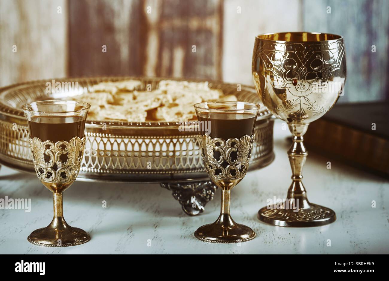La santa comunione sulla tavola di legno in chiesa a tazza di vetro con il vino rosso, il pane e la Santa Bibbia Foto Stock