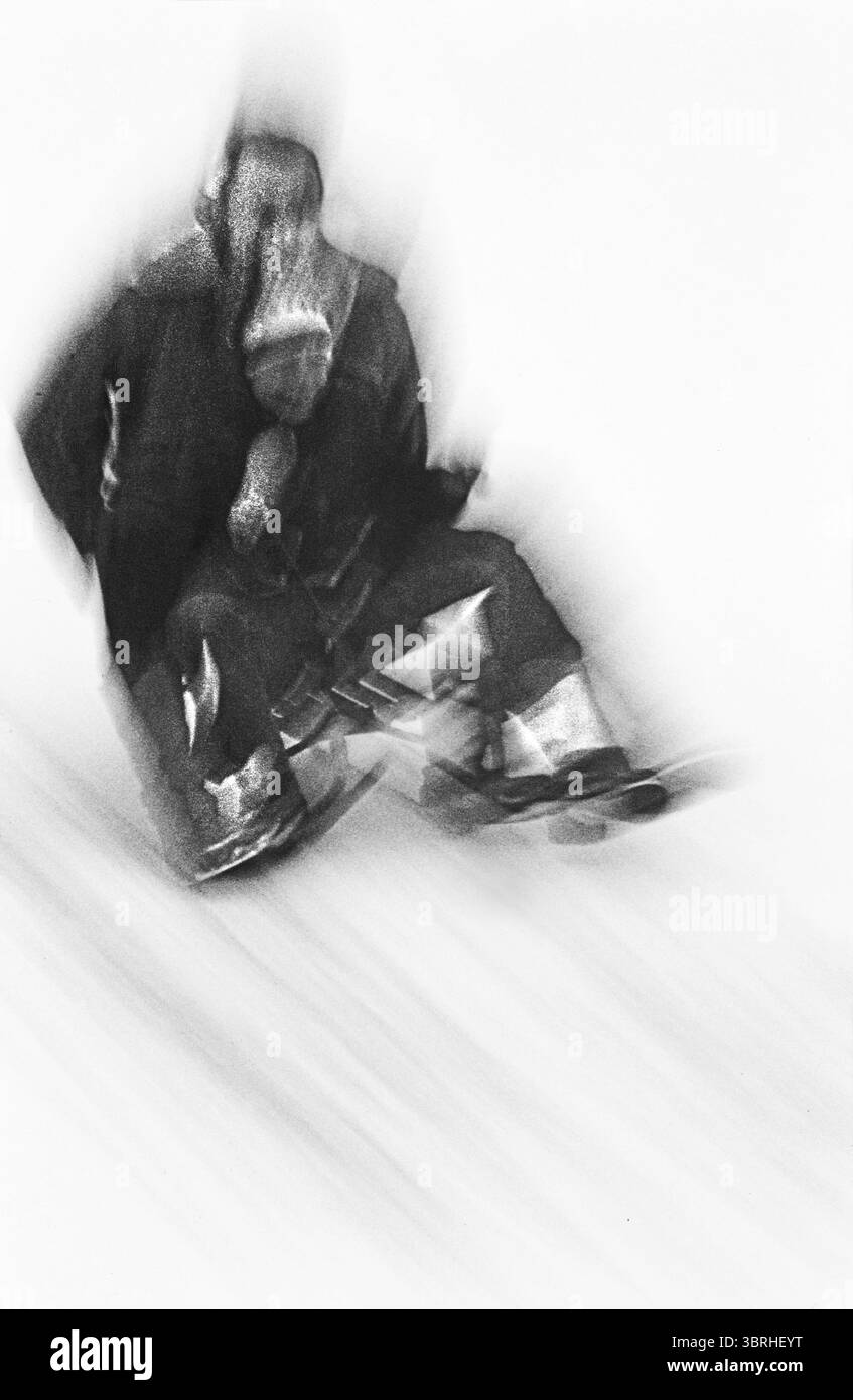 Schlittenfahrer, model realase vorhanden GER, 20230101, Schittenfahrer, unscharf, Symbol bei einer Bergabfahrt, Mann mit kind *** sledge driver, model realase available GER, 20230101, sledge driver, offuscato, simbolo durante una discesa, uomo con bambino M:RY M:Y Foto Stock
