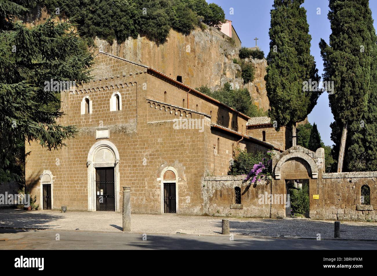 basilica romanica, Basilica di Sant'Elia, VIII-IX secolo, abbazia benedettina, ripida parete di tufo, gola della Valle Suppentonia, Castel Sant'Elia, Pr Foto Stock