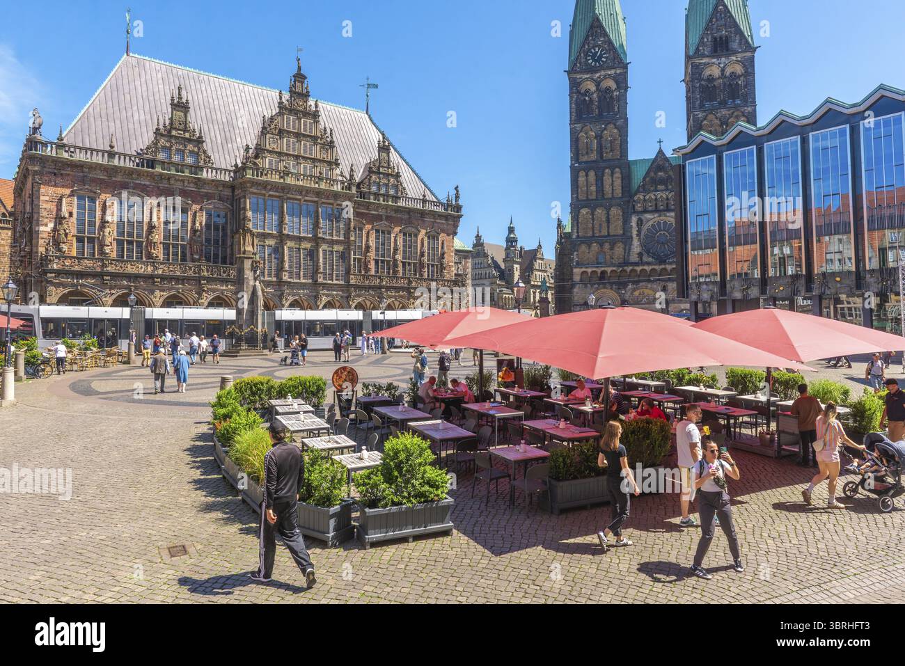 Piazza del mercato con il municipio storico, sito patrimonio dell'umanità dell'UNESCO, cattedrale con torri gemelle e parlamento statale con facciata in vetro, parliame di Brema Foto Stock