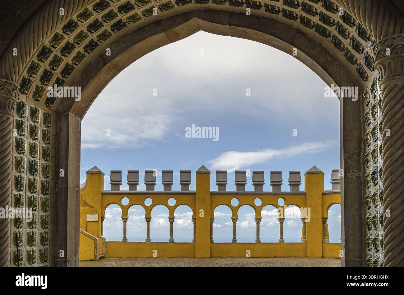 SINTRA, PORTOGALLO - 9 NOVEMBRE 2014: L'Arches Yard presso il Palácio da pena, un castello romanticista del XIX secolo a Sintra, Portogallo, patrimonio mondiale dell'UNESCO Foto Stock