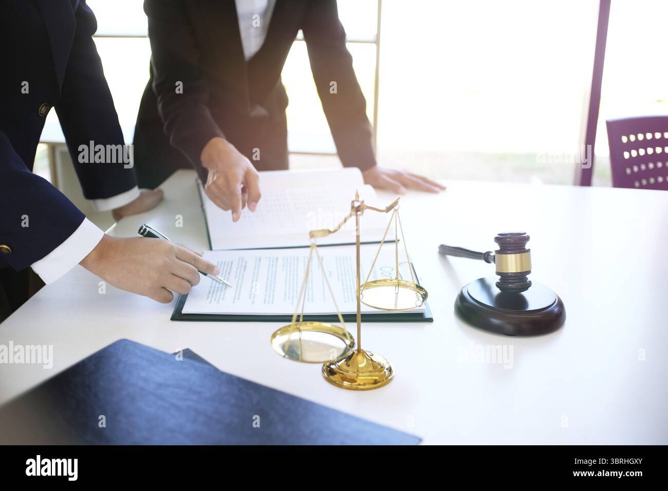 Avvocato donna avvocato legale presenta al cliente un contratto firmato con martelletto e legge legale. concetto d'affari di donna di giustizia e avvocato Foto Stock