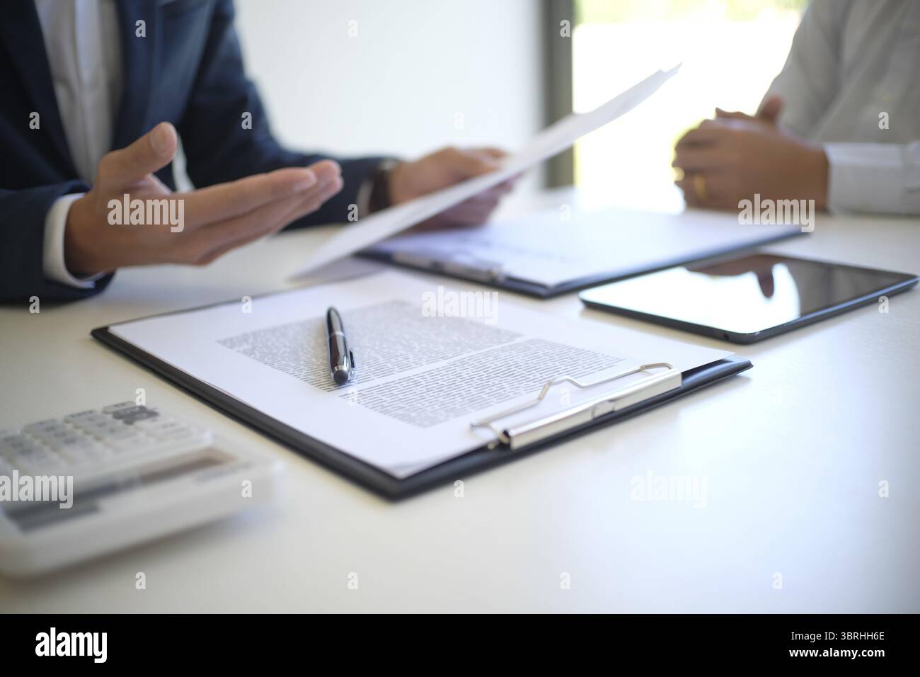 Sales Manager per dare consigli modulo di applicazione documento, considerando mutuo ipotecario speciali per auto e assicurazione casa Foto Stock
