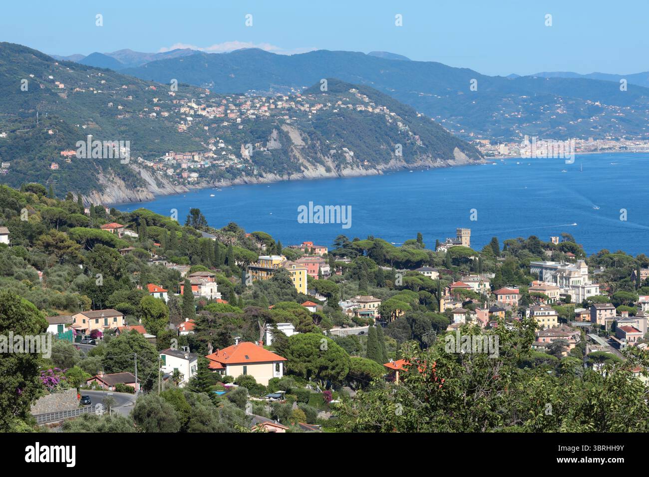 Camogli, Italia - 11 luglio 2025. Yacht, barche nella baia della Liguria. Mare e turismo in Italia. Edifici tradizionali. Sfondo per la progettazione. Foto Stock