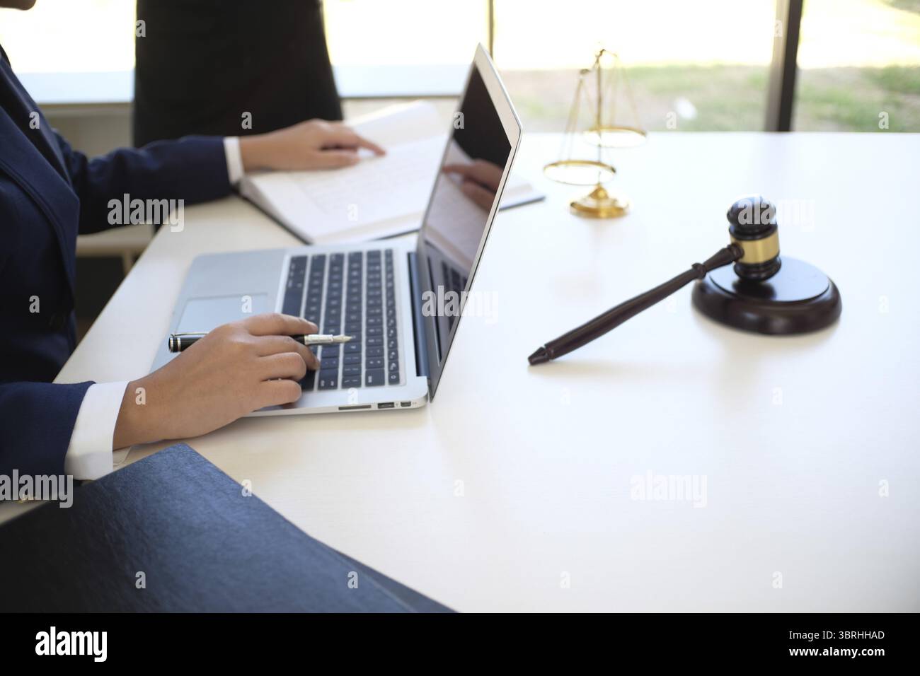 Avvocato donna avvocato legale presenta al cliente un contratto firmato con martelletto e legge legale. concetto d'affari di donna di giustizia e avvocato Foto Stock