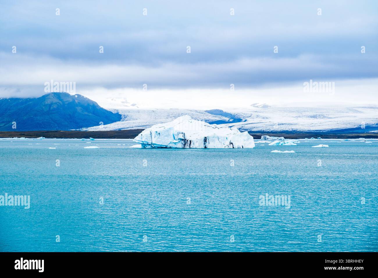 Laguna del ghiacciaio di Jokulsarlon con Iceberg galleggianti, Islanda, popolare destinazione turistica Foto Stock