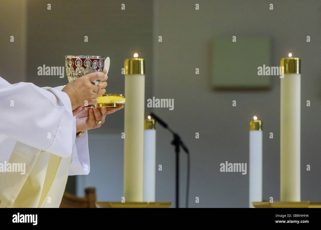 Coppa di Santa comunione con vino rosso, preghiera della Bibbia del pane per il vino e la Sacra Bibbia Foto Stock