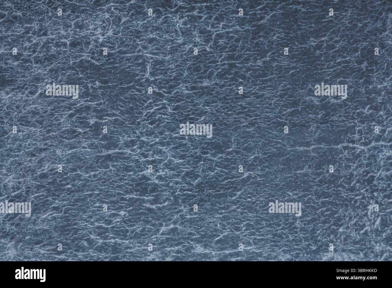 Le sfumature blu notte dominano le pareti testurizzate con una rete di linee bianche simili a fili che creano un motivo a rete simile al cielo pieno di bulloni illuminanti. Foto Stock