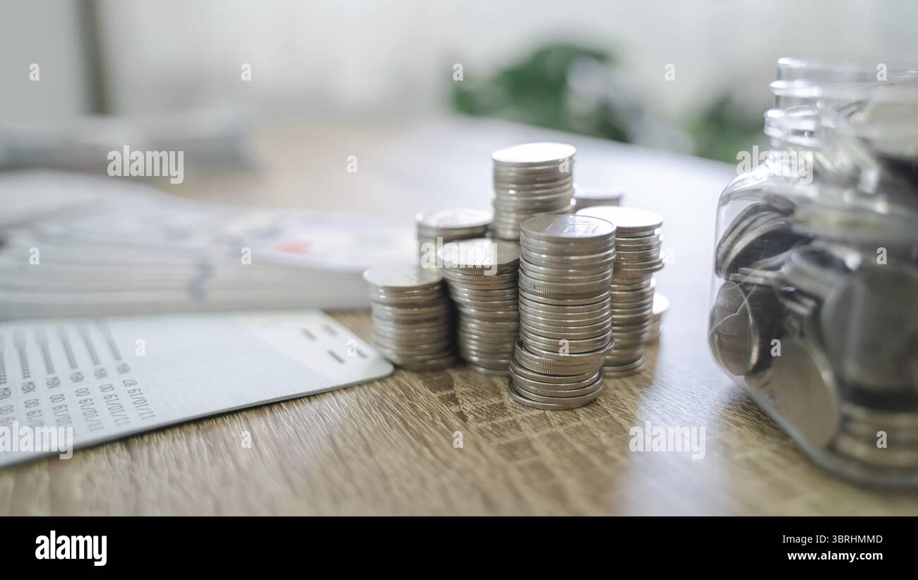 Primo piano delle monete e delle banconote in dollari che consentono di risparmiare denaro sul concetto di banca finanziaria Foto Stock