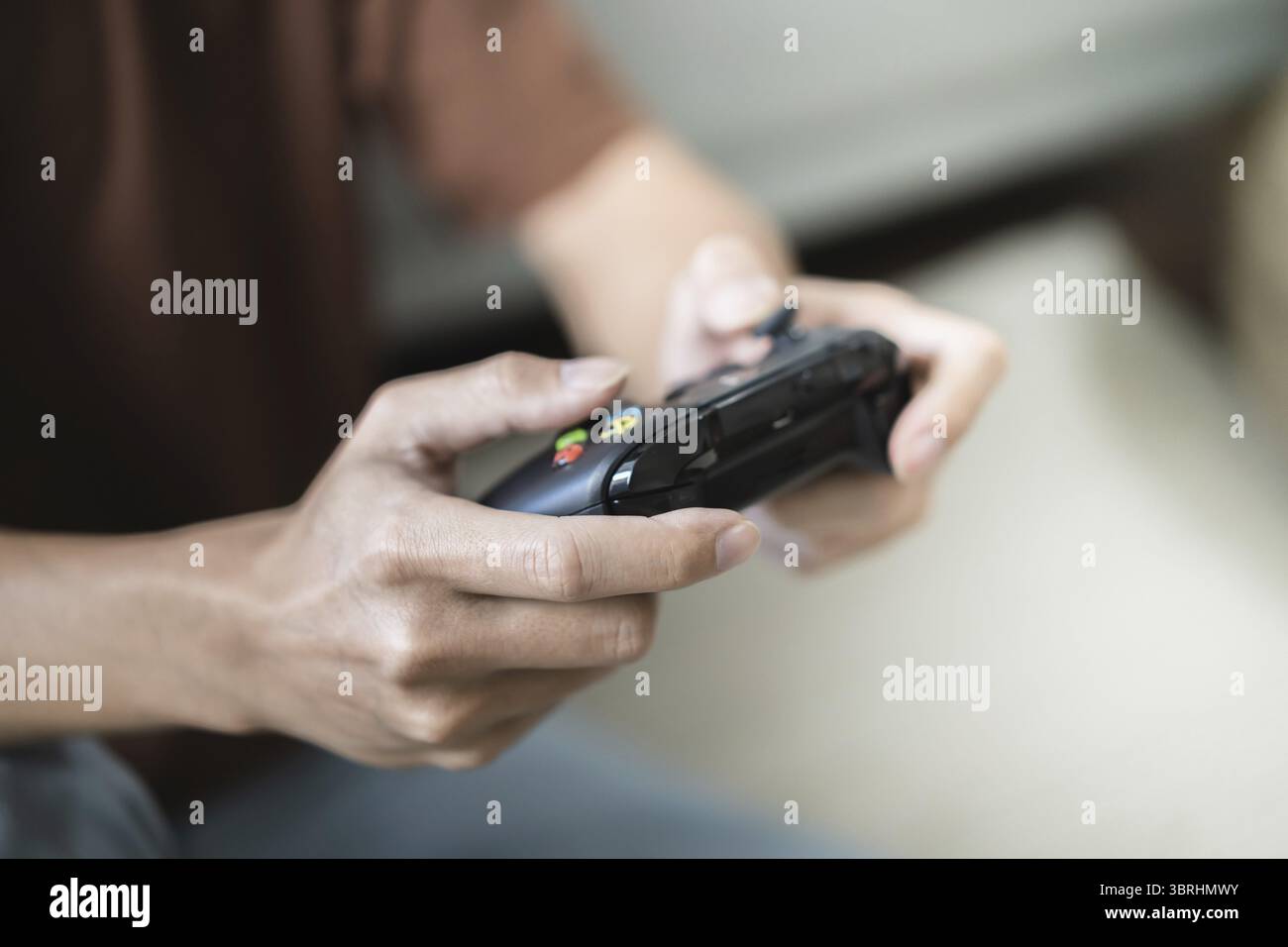 Giovane uomo asiatico controller di gioco console video giocare tenendo hobby giocoso Video gioco online divertimento eSport Cyber Games Internet Foto Stock
