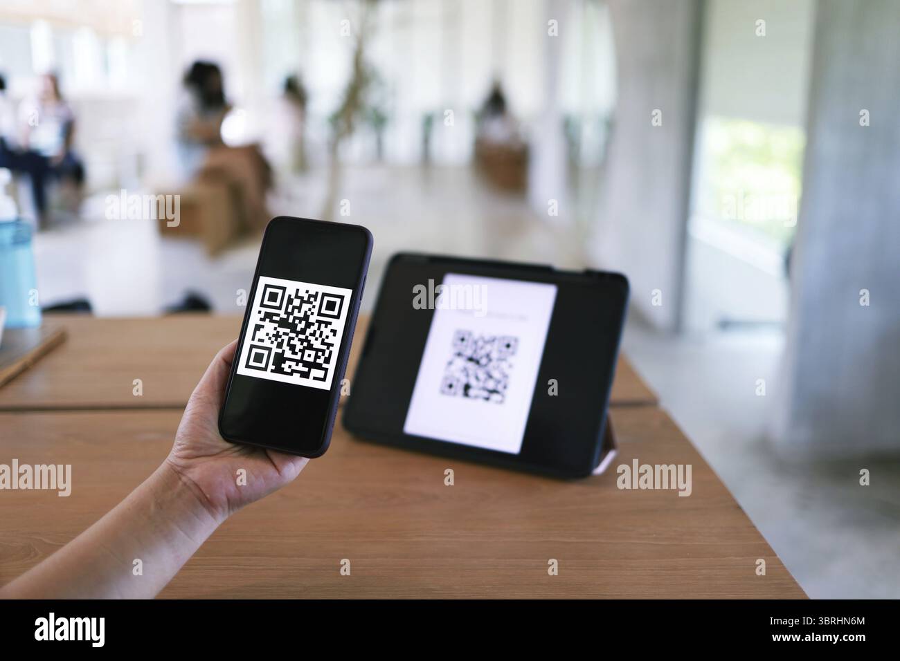 Pagamento con codice QR. Portafoglio E. Donna che esegue la scansione del codice QR per lo shopping online concetto di tecnologia cashless Foto Stock