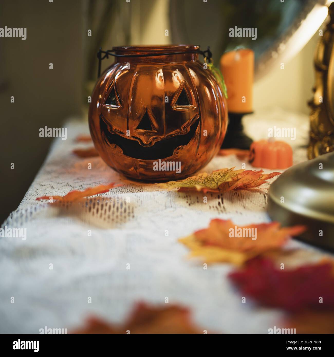 Sfondo delle decorazioni di Halloween. Halloween pauroso testa di zucca su un tavolo di legno concetto di Halloween per le vacanze Foto Stock