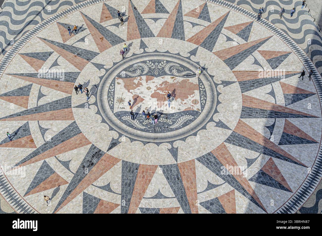 LISBONA, PORTOGALLO - 8 NOVEMBRE 2014: Veduta aerea della piazza di fronte al Monumento delle scoperte, a Lisbona, Portogallo: Una R di 50 metri di diametro Foto Stock