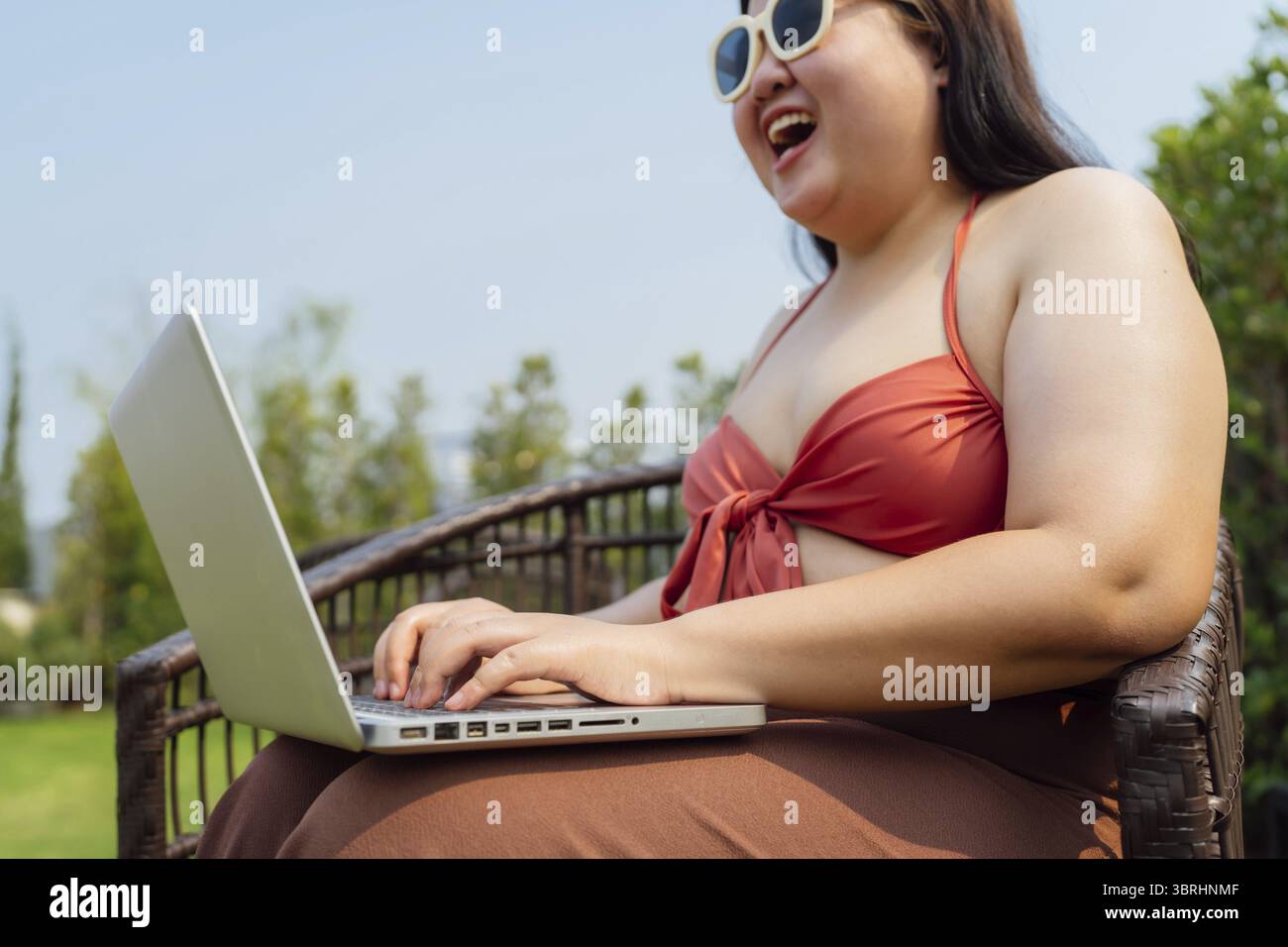 Donna obesa vacanza viaggiare lavorare con un laptop in hotel resort vacanza lavoro online in remoto lavoro freelance digitale studiare e-learning online Foto Stock