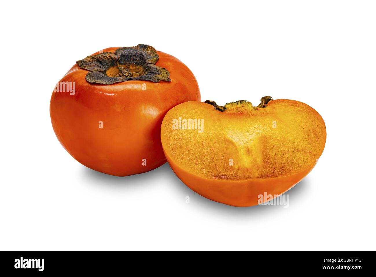 Frutta di cachi, Diospyros kaki, cachi cinese, cachi giapponese, un intero e mezzo isolato su sfondo bianco con percorso di ritaglio Foto Stock