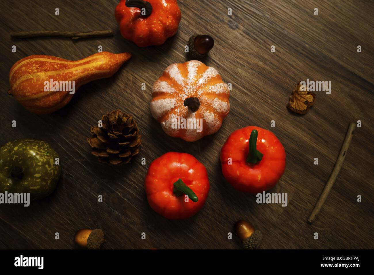 Sfondo delle decorazioni di Halloween. Halloween pauroso testa di zucca su un tavolo di legno concetto di Halloween per le vacanze Foto Stock