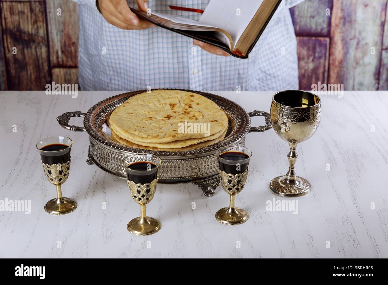 La santa comunione nella Chiesa ancora la vita di vino rosso, il pane e la Bibbia. La lettura della Bibbia all' inizio di comunione Foto Stock