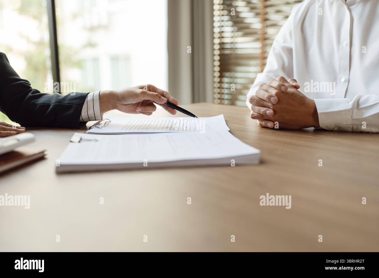 Uomini d'affari che firmano contratto fare accordo con il concetto di agente di assicurazione sulla vita per consulente assicurazione sanitaria assicurazione sulla vita piano di risparmio Foto Stock