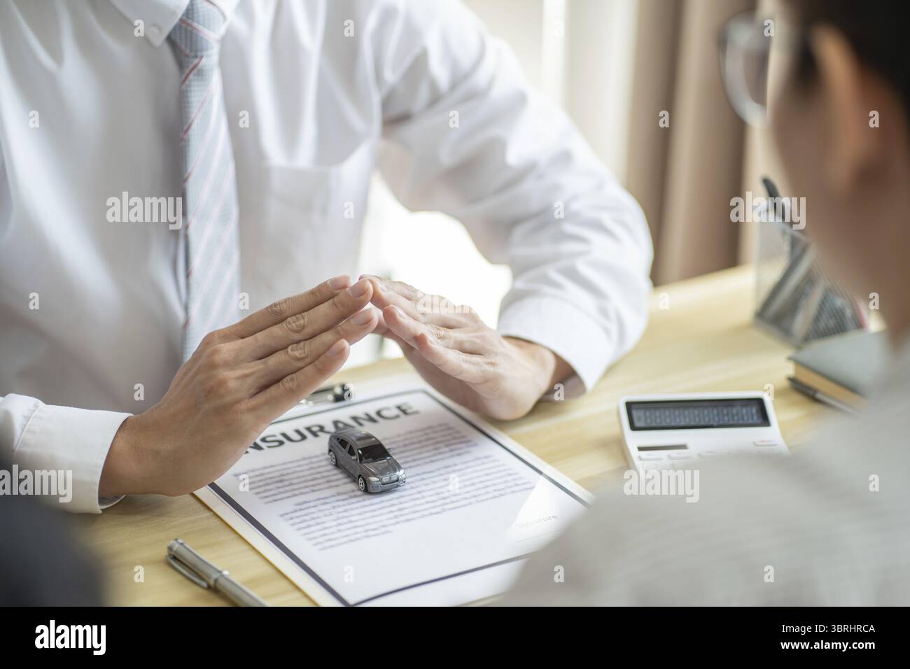 Agente assicurativo regolatore perdite che ispeziona la vettura danneggiata. Il responsabile delle vendite fornisce un modulo di richiesta di consulenza per valutare l'offerta di mutuo ipotecario per l'ingresso auto Foto Stock