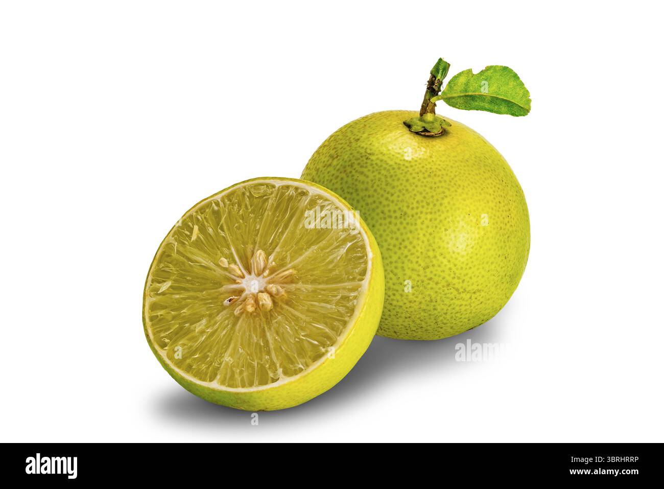 Un limone maturo intero e mezzo con foglia verde isolata su sfondo bianco con percorso di ritaglio Foto Stock