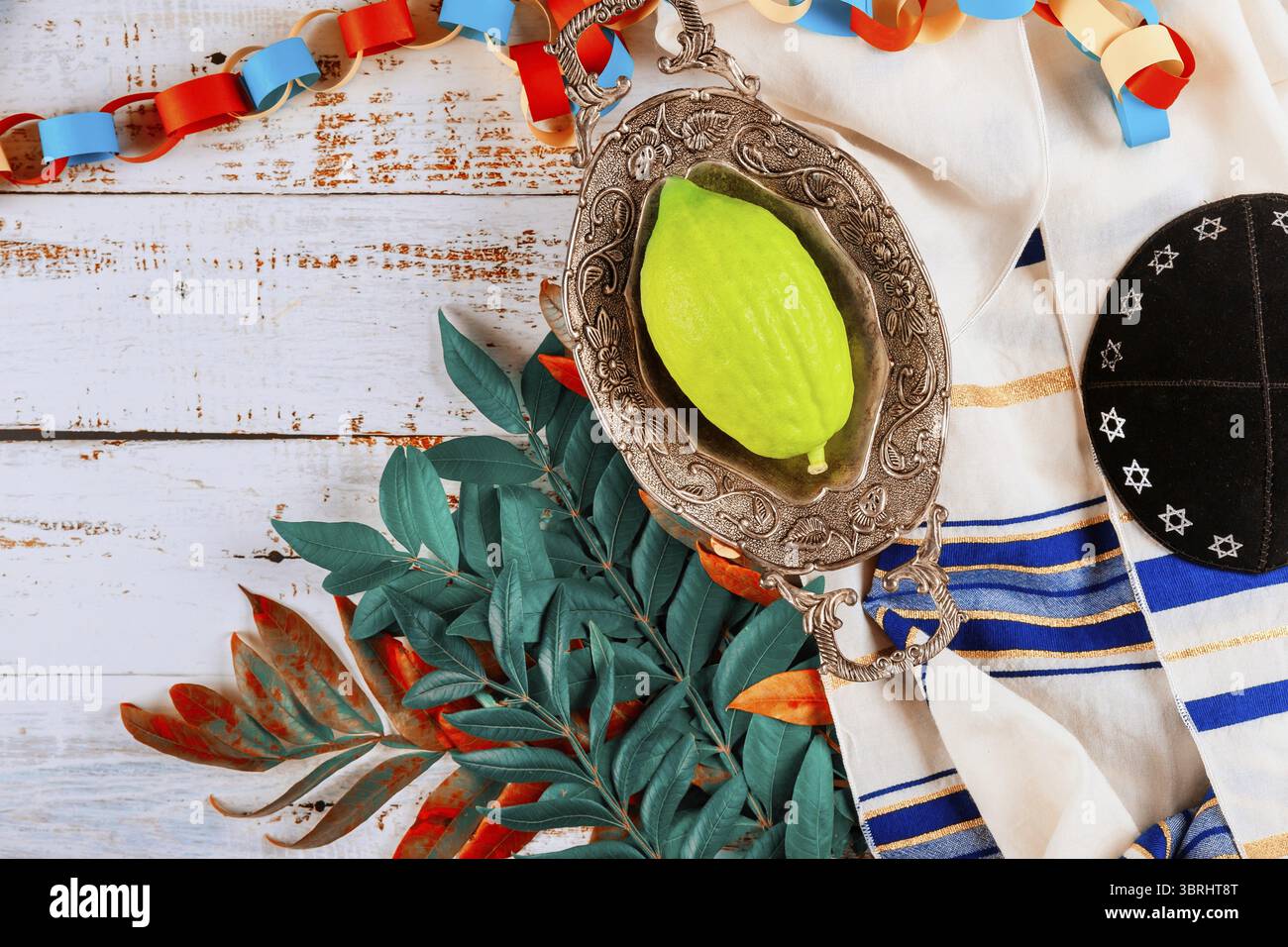 Simboli tradizionali festa ebraica di Sukkot Etrog, lulav, hadas, arava pregando prenota kippa Tallit rituale Ebraico Foto Stock