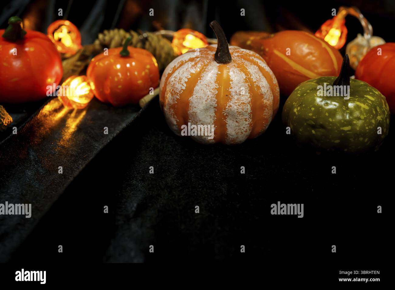 Sfondo delle decorazioni di Halloween. Halloween pauroso testa di zucca su un tavolo di legno concetto di Halloween per le vacanze Foto Stock